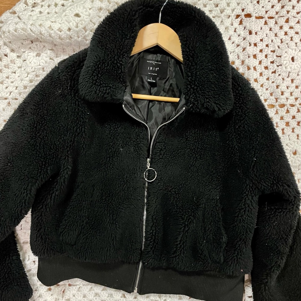 🌹IRIS🌹 Black teddy cropped zip up coat. Size L